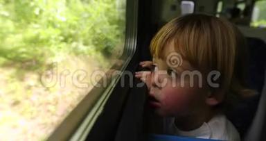 孩子坐火车